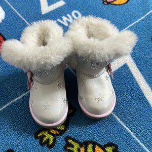 JUICY COUTURE LIL SOUTHGATE BOOT size 6 
Toddler girl fits a 24 month old .